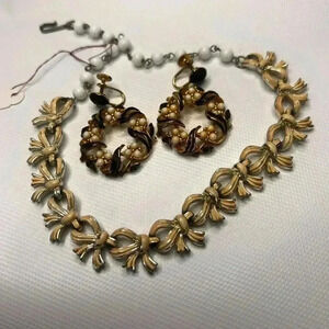 Vintage Coro gold cream black stone set necklace and earrings bow design rare